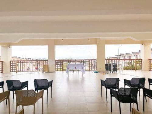 Habitación grande con sillas y mesa. en Townhouse with game area and access to swimming pool en San Fernando
