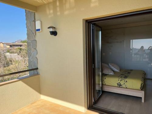 1 dormitorio con vistas a una cama y una ventana en Casa, parque natural de Montserrat cerca Barcelona, en Collbató