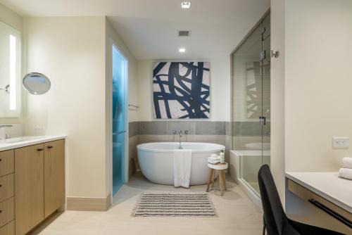 凯彻姆Limelight Hotel Ketchum的带白色浴缸和水槽的浴室