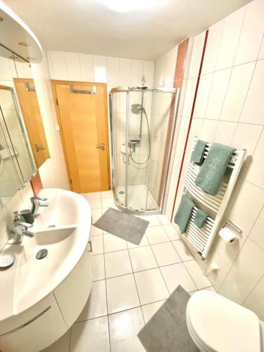 y baño con ducha, lavabo y aseo. en Homestay Offers Private Bedroom and Bathroom near Speyer and Hockenheim, en Altlußheim
