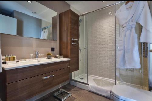 uma casa de banho com um chuveiro, um lavatório e um WC. em Antasya Residance-Fraser Place em Istambul