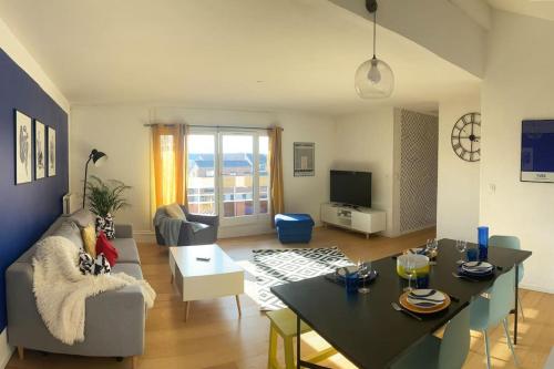 Televízia a/alebo spoločenská miestnosť v ubytovaní Charmant Appartement Pop - Arty