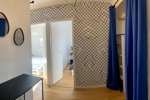 une chambre avec une porte menant à une chambre avec une autre chambre dans l'établissement Charmant Appartement Pop - Arty, à Thonon-les-Bains