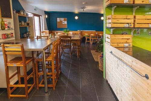 une salle à manger avec des tables et des chaises en bois dans l'établissement Highland Basecamp, à Lochaline