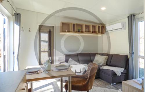 una sala de estar con una mesa y un sofá en Tiny Haus 31 Am Brombachsee, en Pleinfeld