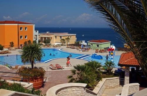 Bazén v ubytovaní Skiper Apartments & Golf Resort alebo v jeho blízkosti