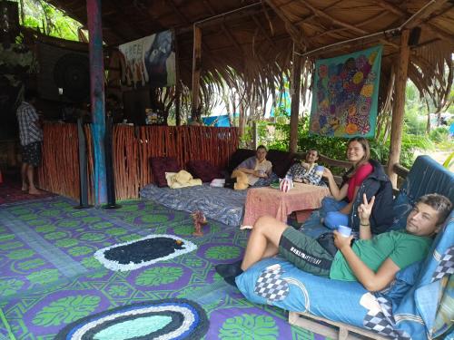 um grupo de pessoas sentadas no chão em uma sala em Freedom Camp Ella em Ella