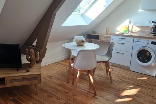 - une cuisine avec une table, 2 chaises et un évier dans l'établissement Le Jaures 5 - T2 - Dernier Etage, à Hennebont