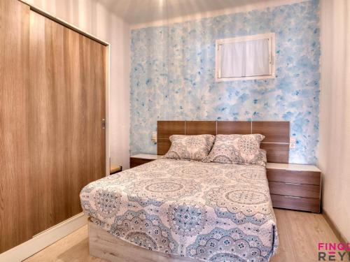 um quarto com uma cama com uma parede azul em Joan Goula em Sant Feliu de Guíxols