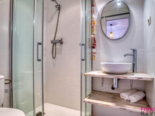 uma casa de banho com um lavatório e um chuveiro em Joan Goula em Sant Feliu de Guíxols