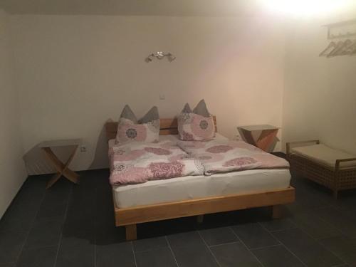 ein Schlafzimmer mit einem Bett mit rosa Kissen darauf in der Unterkunft Bokelrehm in Bokelrehm