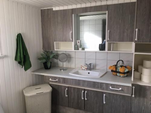 y baño con lavabo y espejo. en Motel Villa Søndervang twin room, en Harndrup