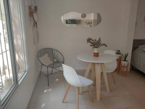 una mesa y sillas blancas en una habitación con ventana en Monoambiente en excelente ubicación en Mendoza