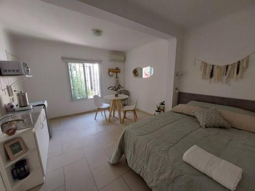- une chambre avec un lit et une table dans l'établissement Monoambiente en excelente ubicación, à Mendoza