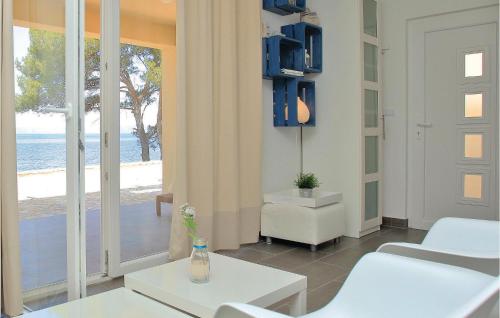 普里格拉迪沙的住宿－普里格拉迪卡76號帶室外游泳池度假屋，客厅配有白色家具,享有海景。