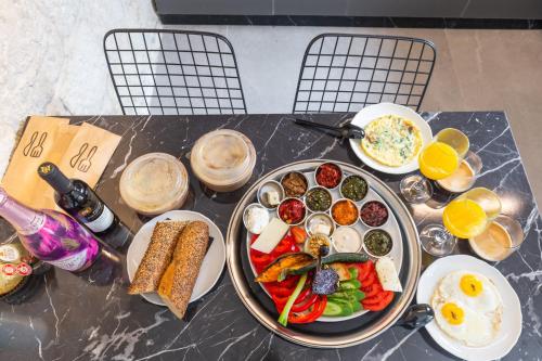 een tafel met een bord voedsel met eieren en groenten bij Mamilla View- Suites & Apt Hotel in Jeruzalem
