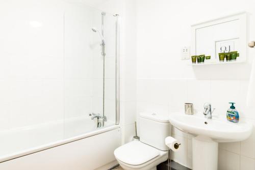 ein Bad mit einem WC, einem Waschbecken und einer Dusche in der Unterkunft Comfort Living Properties - Deluxe Apt, Birmingham City Centre in Birmingham