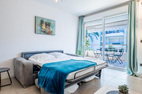 sypialnia z łóżkiem i dużym oknem w obiekcie 1-Br apartment in Palm Beach swimming pool parking w Cannes