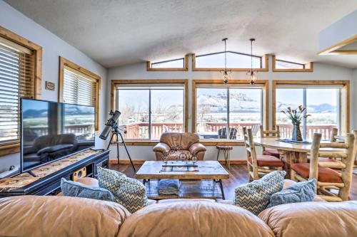 Χώρος καθιστικού στο Stunning Utah Home 30 Mi to Zion Natl Park