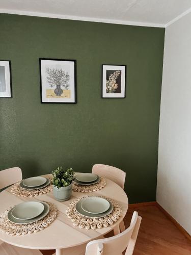 - une salle à manger avec une table et des assiettes dans l'établissement Rauna Apartment NR 8, à Rauna