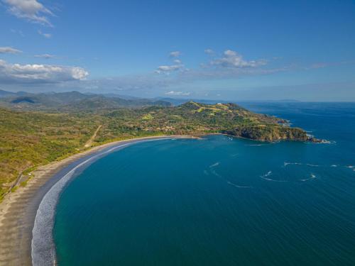 an aerial view of a beach and the ocean at Hotel Giada in Sámara