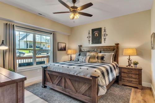 Schlafzimmer mit einem Bett, einem Deckenventilator und einem Fenster in der Unterkunft Beary Cozy Cabin in Hollister