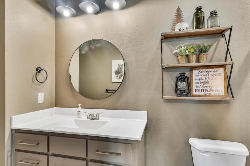 ein Badezimmer mit Waschbecken und Spiegel in der Unterkunft Beary Cozy Cabin in Hollister