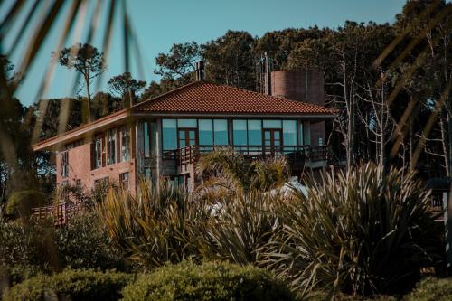 una casa con una gran ventana en el lateral en Il Belvedere, en Punta del Este