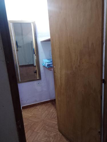 una puerta que da a una habitación con espejo en Don José en Posadas