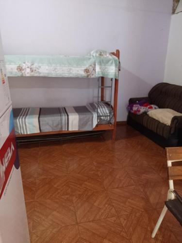 Habitación con 2 literas y suelo de madera. en Don José en Posadas