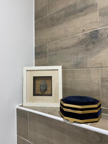 nisza ze zdjęciem i niebieską otomaną w obiekcie Studio au calme. w Marsylii