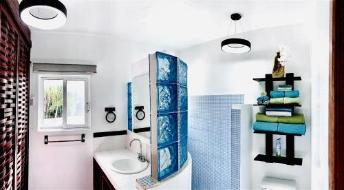 ein Bad mit einem Waschbecken und einem Spiegel in der Unterkunft Mayan Riviera Jewel, Private Beach in Puerto Morelos