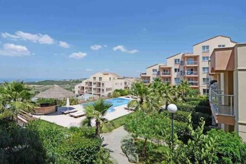 uma vista aérea de um resort com uma piscina em Private Dublex in Wyndham Hotel em Kizilisik