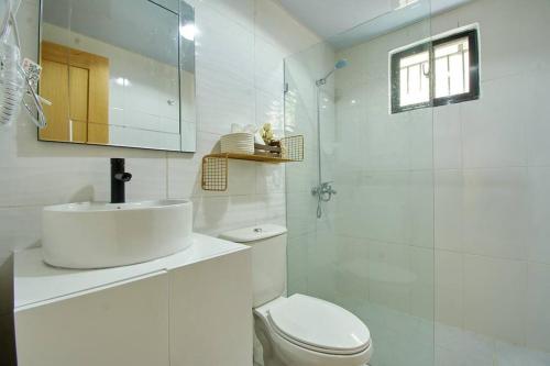 uma casa de banho branca com um lavatório e um WC em The apartment you dreamed of 2 ! em Santiago de los Caballeros