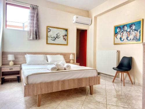 - une chambre avec un lit, une chaise et une fenêtre dans l'établissement Villa Balcony, Cozy Villa with Amazing View, à Rodhiá