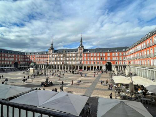 un grand bâtiment avec une cour en face dans l'établissement Plaza Mayor, à Madrid