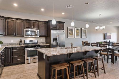 Η κουζίνα ή μικρή κουζίνα στο Adventure Awaits #81 townhouse