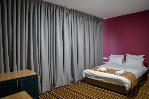um quarto com uma cama com dois ursinhos de peluche em Jerusalem Boutique Hotel em Jerusalém