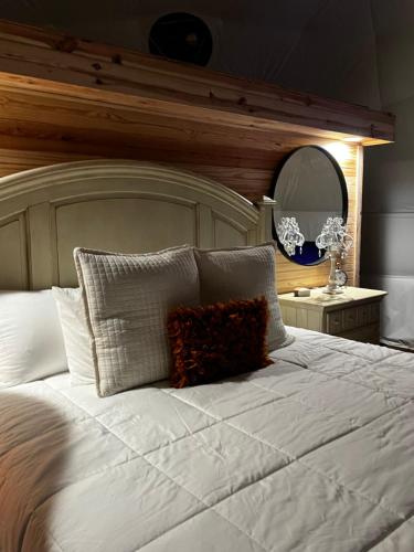 sypialnia z białym łóżkiem z dużym zagłówkiem w obiekcie WISH UPON A STAR VACATION PROPERTIES w mieście Rogersville
