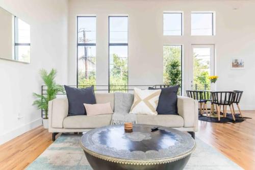 a living room with a couch and a table at Glamorous Perfectly Located Luxury 2 Bed Townhome in Dallas