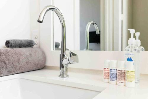 un lavandino con rubinetto e spazzolini da denti di Glamorous Perfectly Located Luxury 2 Bed Townhome a Dallas