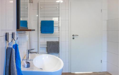 Un baño de 2 Bedroom Awesome Apartment In Loxstedt