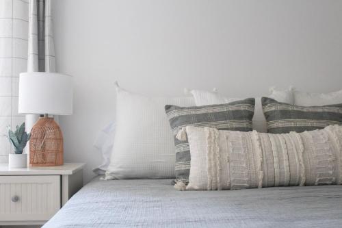 Una cama o camas en una habitación de 9 Palms