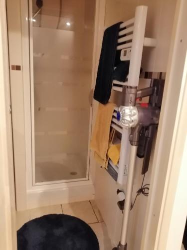 Cette chambre comprend un sèche-cheveux et un miroir. dans l'établissement L'esterel, à Fréjus