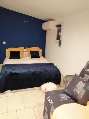 une chambre avec deux lits et un canapé dans l'établissement L'esterel, à Fréjus