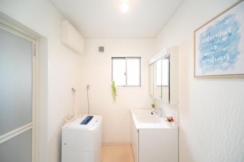 四日市市にあるYokkaichi - House - Vacation STAY 68949vの白いバスルーム(洗面台、トイレ付)