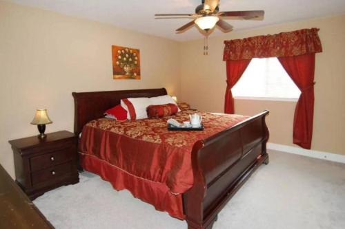 1 dormitorio con 1 cama y ventilador de techo en Enjoy Vacation in a Quiet Area with Huge Backyard, en Crosby