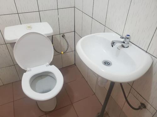 Bathroom sa Maison fleurie Ouidah