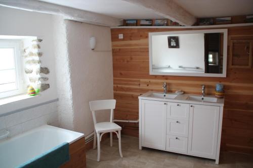 Fotografie z fotogalerie ubytování Maison de caractère avec piscine v destinaci Les Ayes