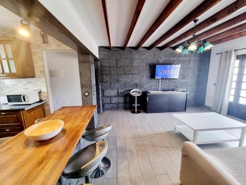a kitchen with a table and chairs in a room at Apartamento Playa Jablillo in Costa Teguise